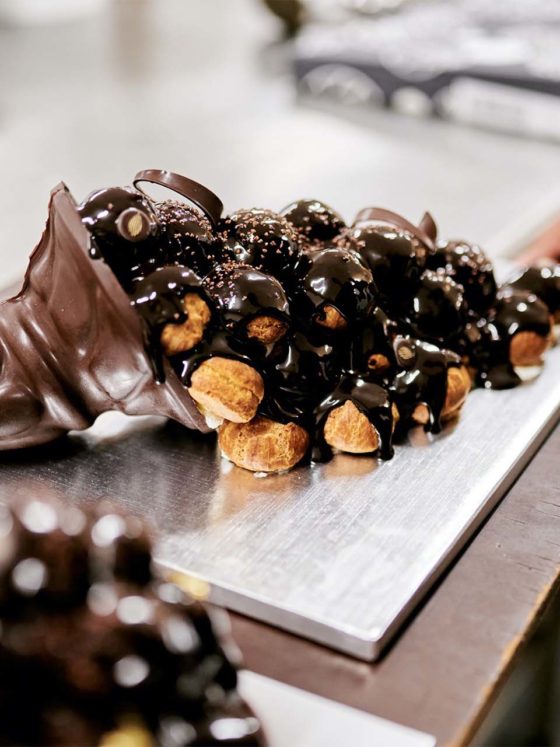 Corne de profiteroles en atelier