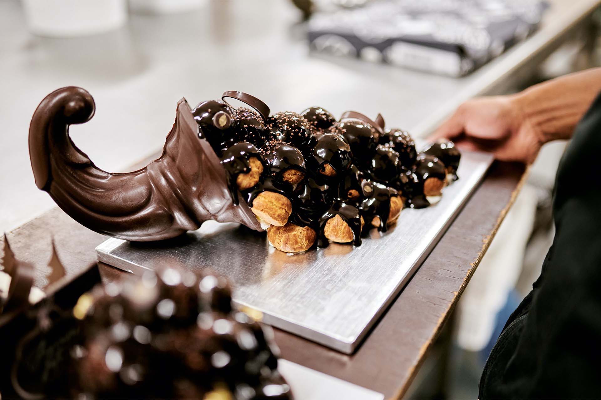 Corne de profiteroles en atelier