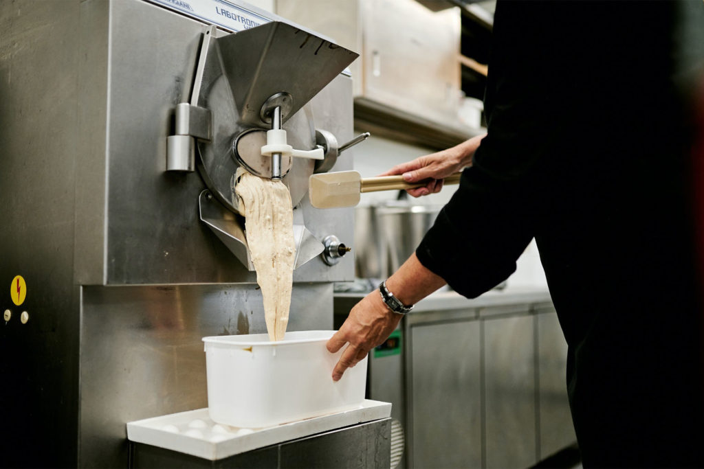 Préparation d'une glace en atelier