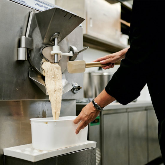 Préparation d'une glace en atelier