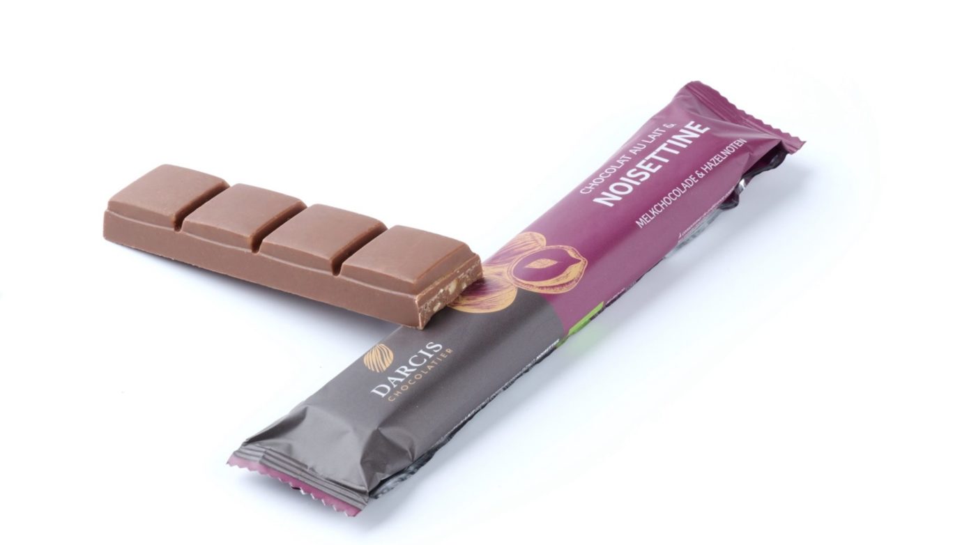 Baton au chocolat au lait et éclats de noisettes